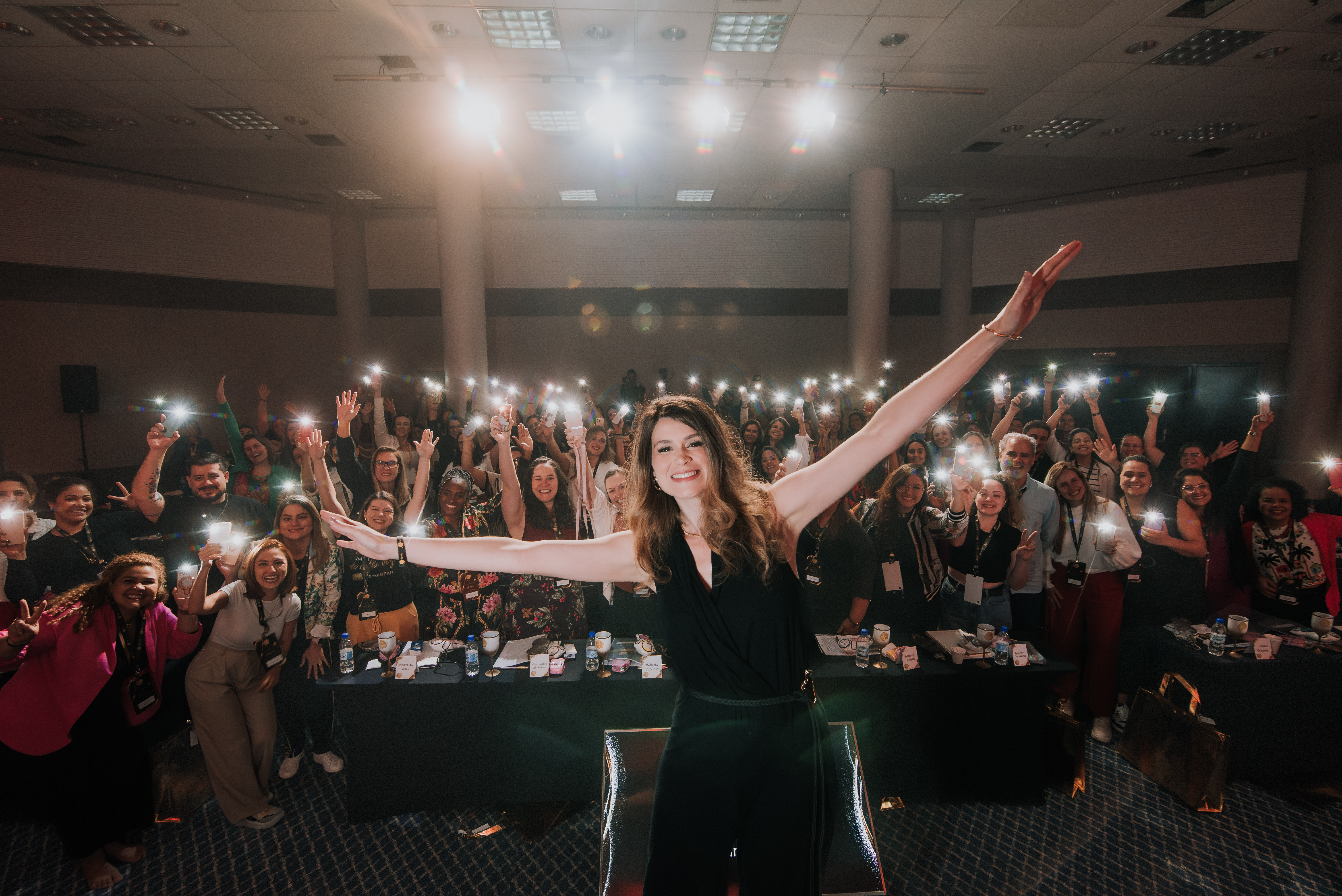 Nanda Perim no palco com profissionais